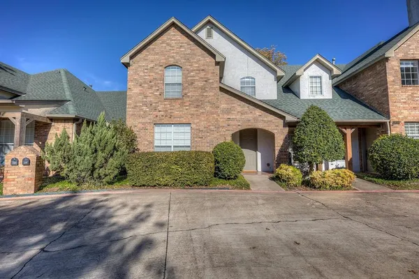 $2,395 | 5855 Pecan Chase, Benbrook, TX 76132
