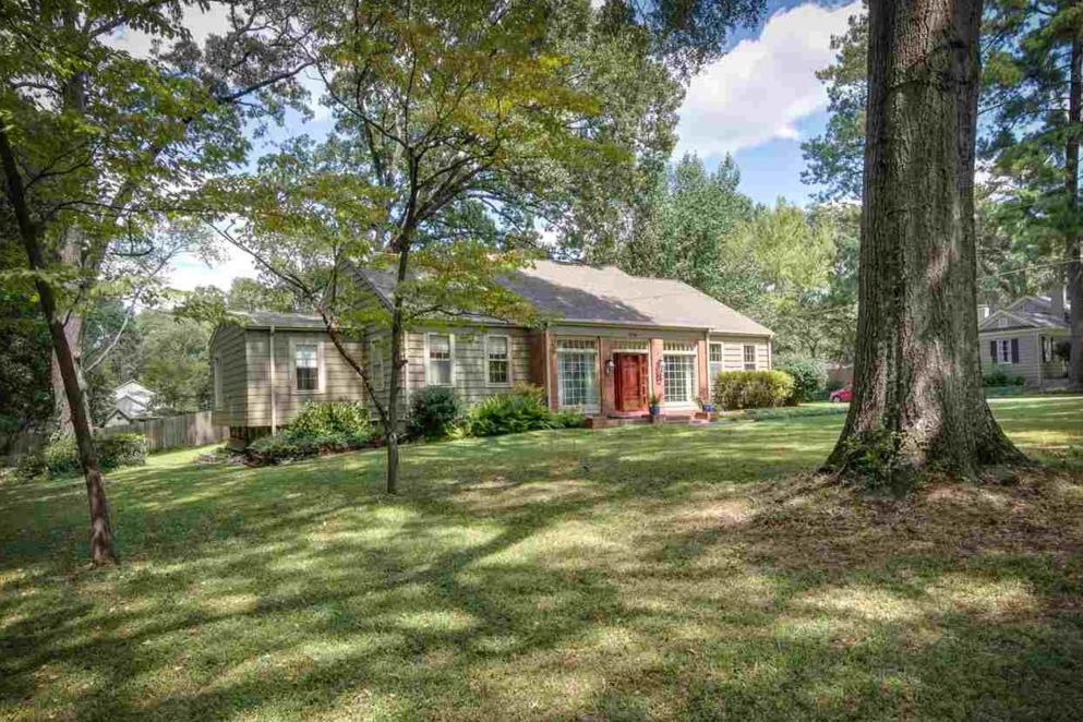 a view of a house with a yard