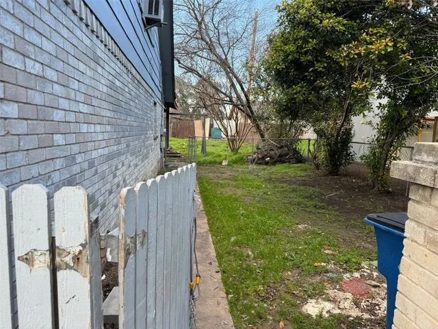 a view of a back yard