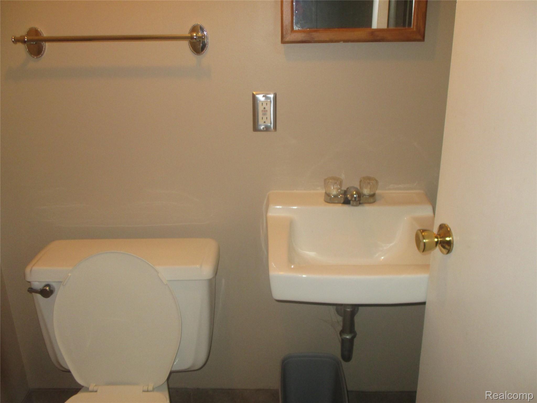 2011 West Avon Road Rochester, MI 48309 - Photo 18 of 22 1/2 Bath In Walk Out Lower Level!