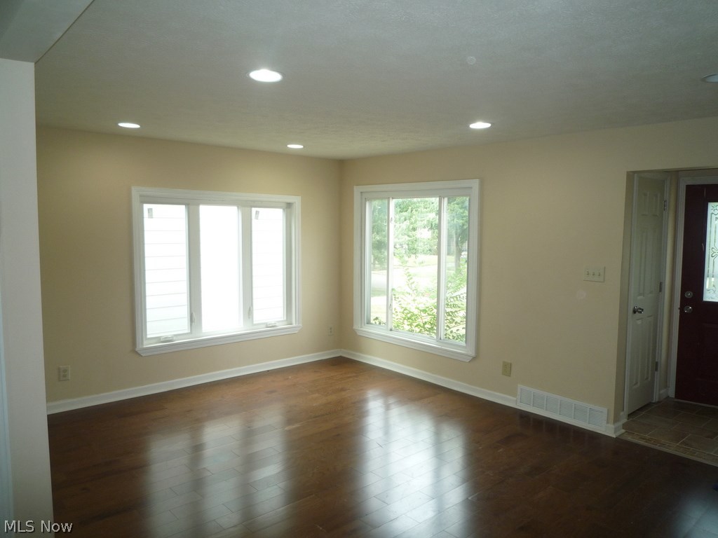 4202 Verona Road Cleveland, OH 44121 - Photo 2 of 16