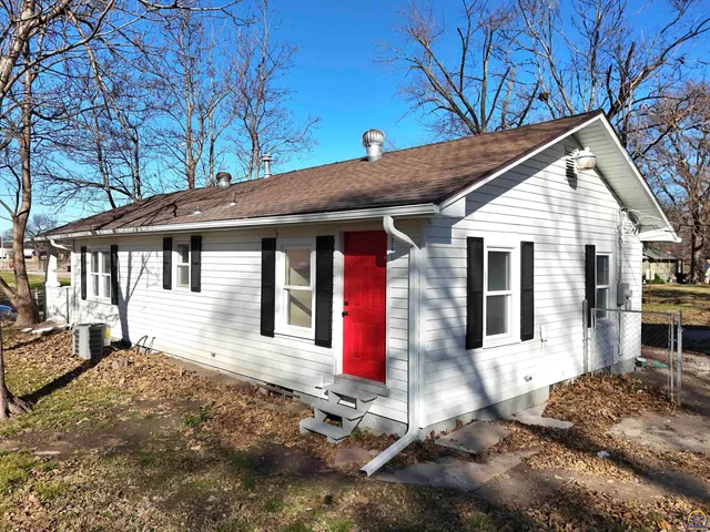 $147,900 | 930 Northwest Harrison Street, Topeka, KS 66608