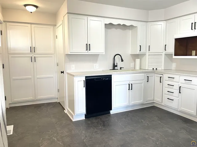 $147,900 | 930 Northwest Harrison Street, Topeka, KS 66608