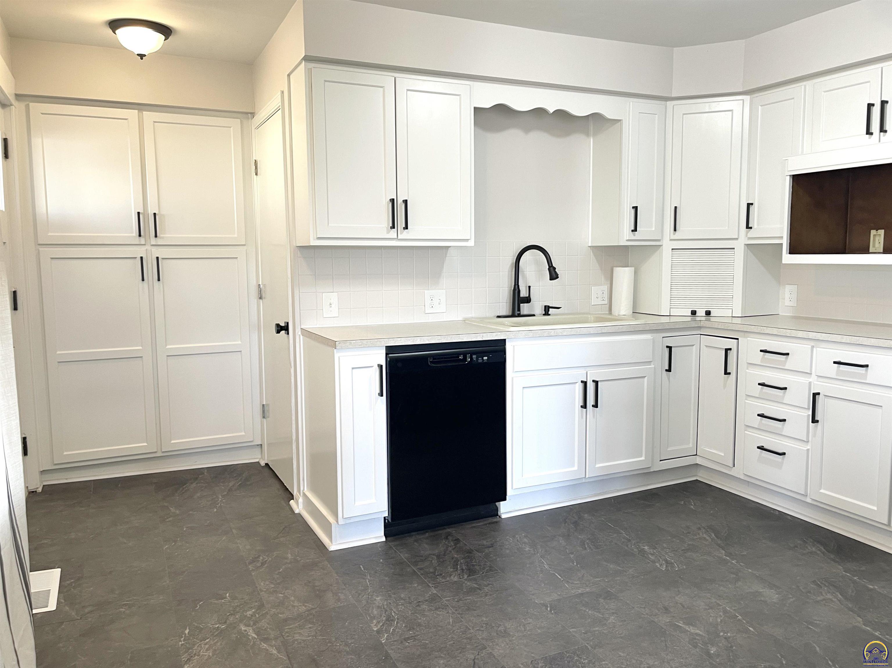 930 Northwest Harrison Street Topeka, KS 66608 - Photo 13 of 40