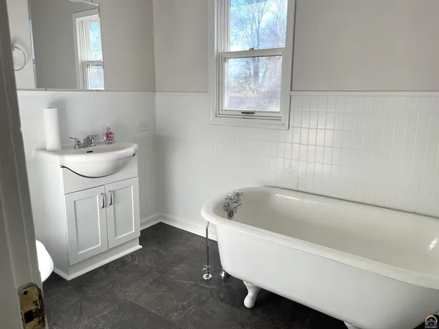 $147,900 | 930 Northwest Harrison Street, Topeka, KS 66608