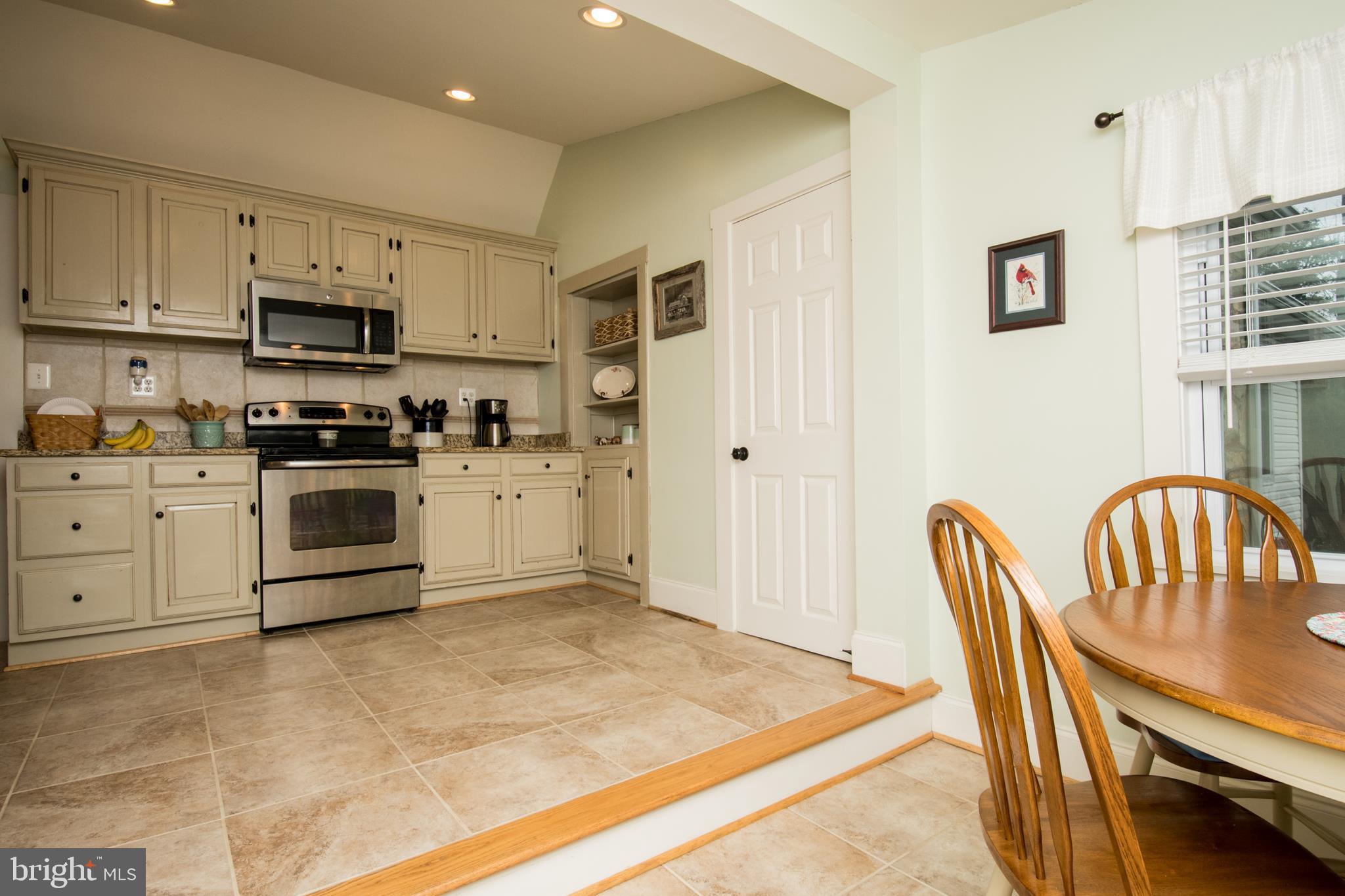 2620 Logmill Road Haymarket, VA 20169 - Photo 18 of 37 EAT-IN-KITCHEN