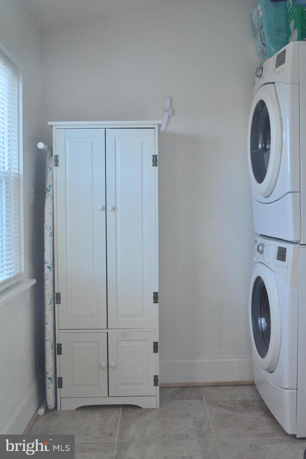 2620 Logmill Road Haymarket, VA 20169 - Photo 7 of 37 Separate Laundry Room off Kitchen