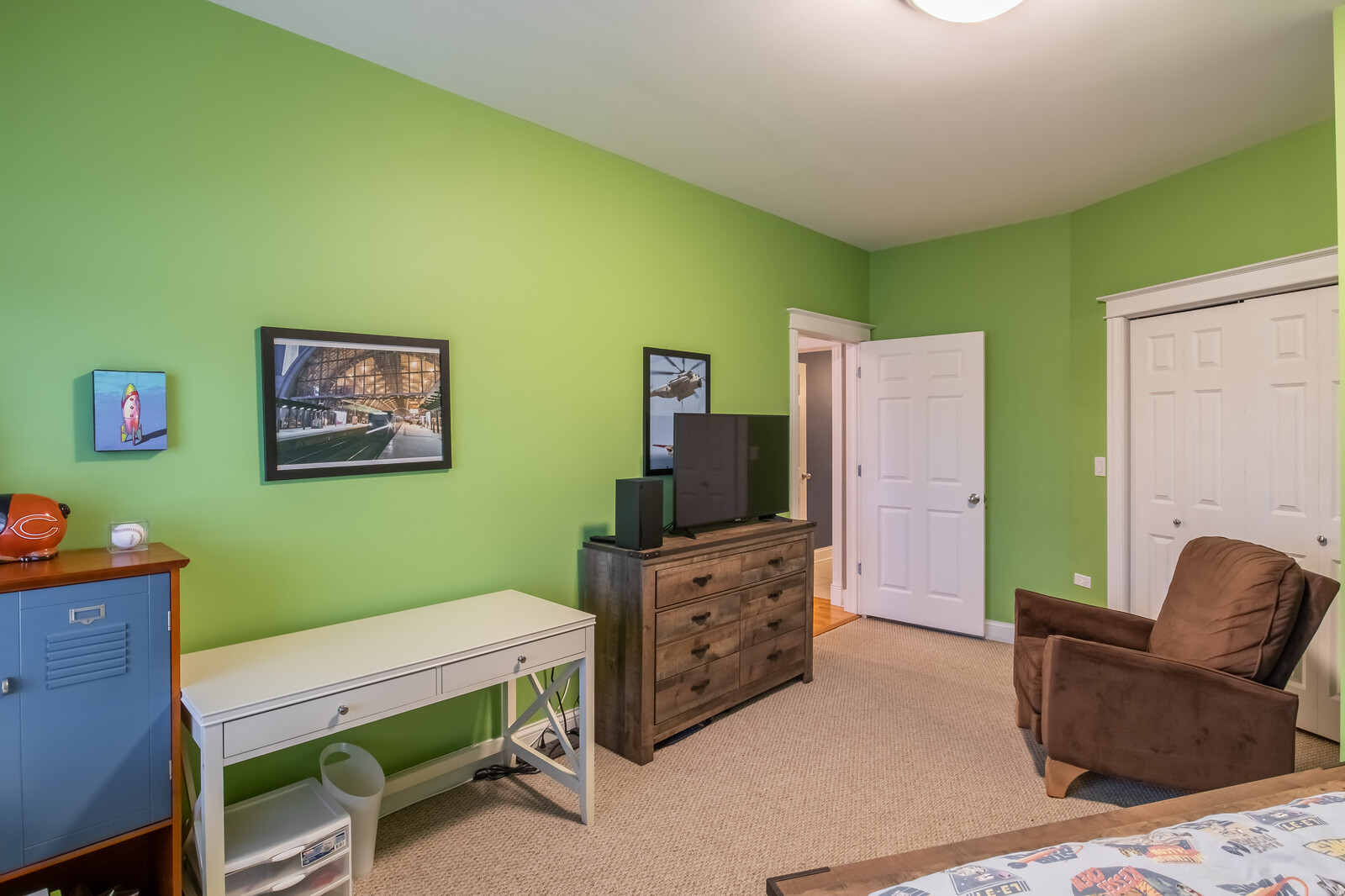3755 North Racine Avenue, Unit 4E Chicago, IL 60613 - Photo 16 of 29 a room with furniture and a flat screen tv