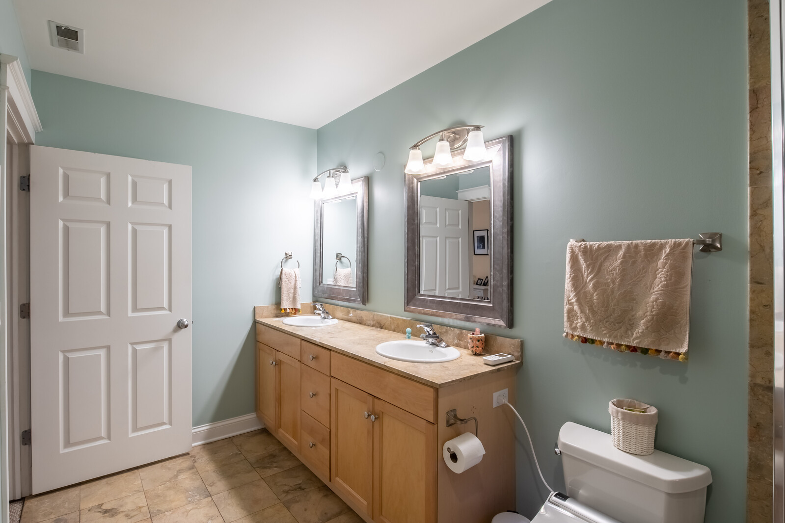 3755 North Racine Avenue, Unit 4E Chicago, IL 60613 - Photo 17 of 29 a bathroom with a sink and a mirror