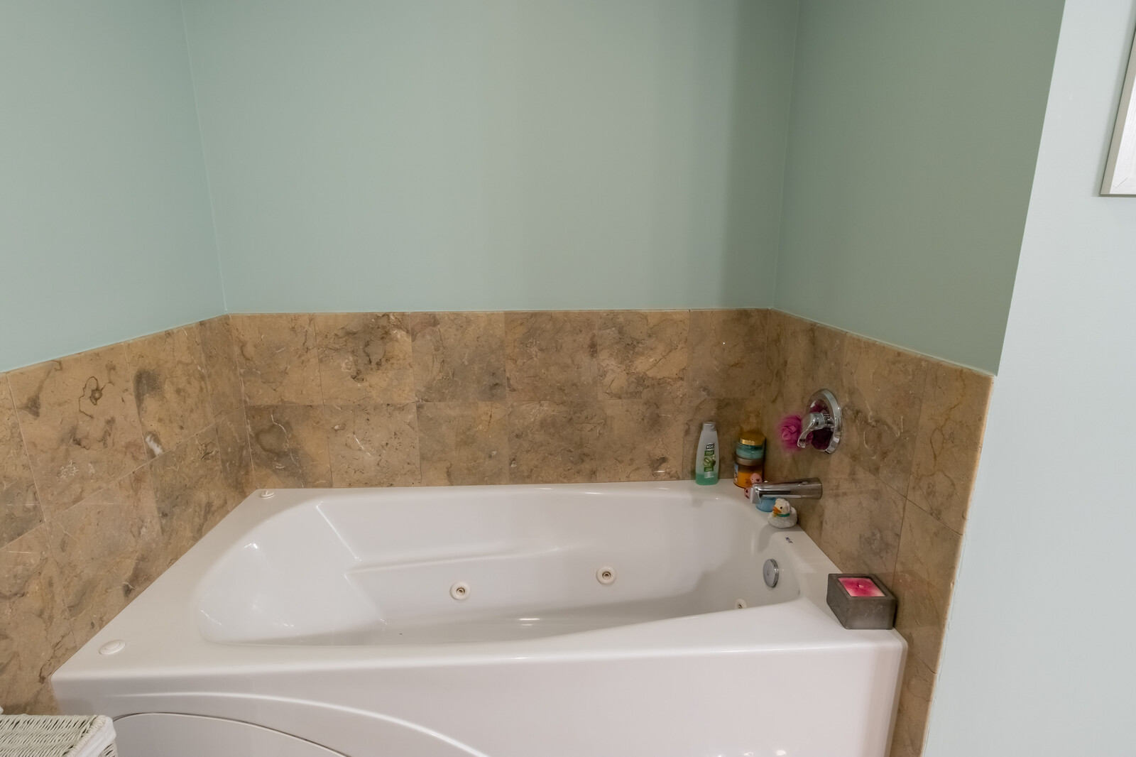 3755 North Racine Avenue, Unit 4E Chicago, IL 60613 - Photo 19 of 29 a bathroom with a bathtub