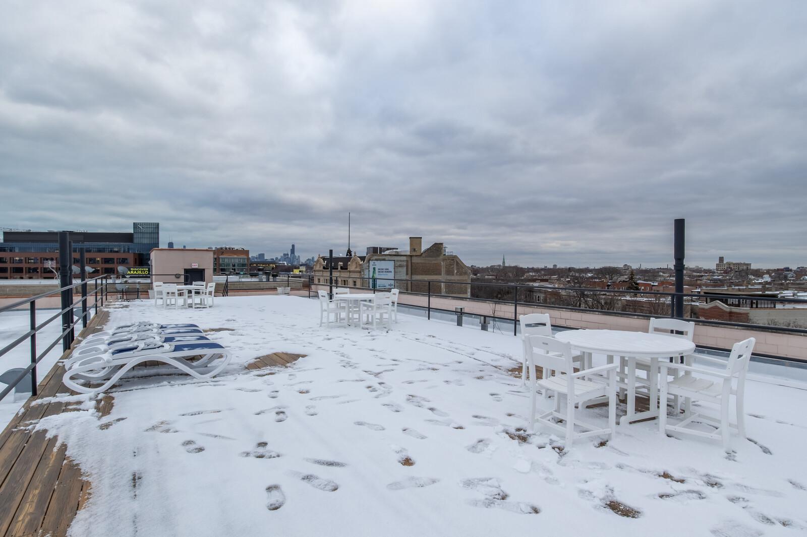 3755 North Racine Avenue, Unit 4E Chicago, IL 60613 - Photo 27 of 29 a view of a terrace with beach