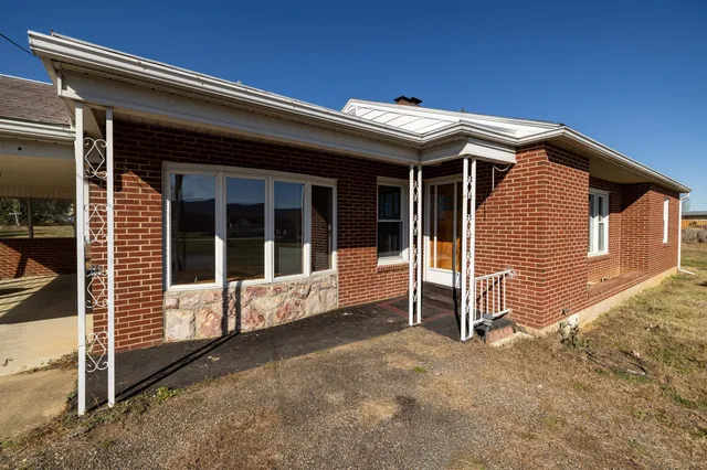 a view of back yard of the house