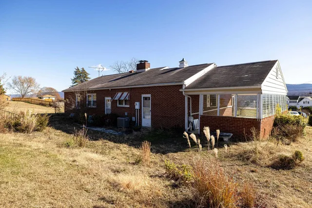 $299,900 | 8241 North Valley Pike, Harrisonburg, VA 22802