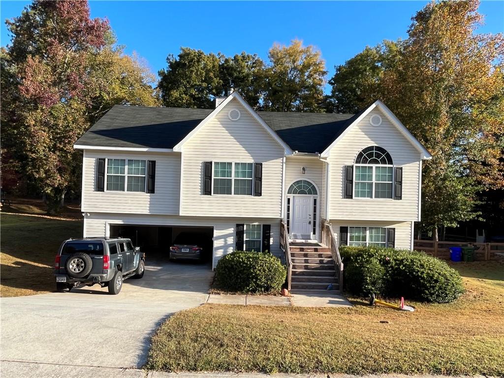 a view of a yard in front of house