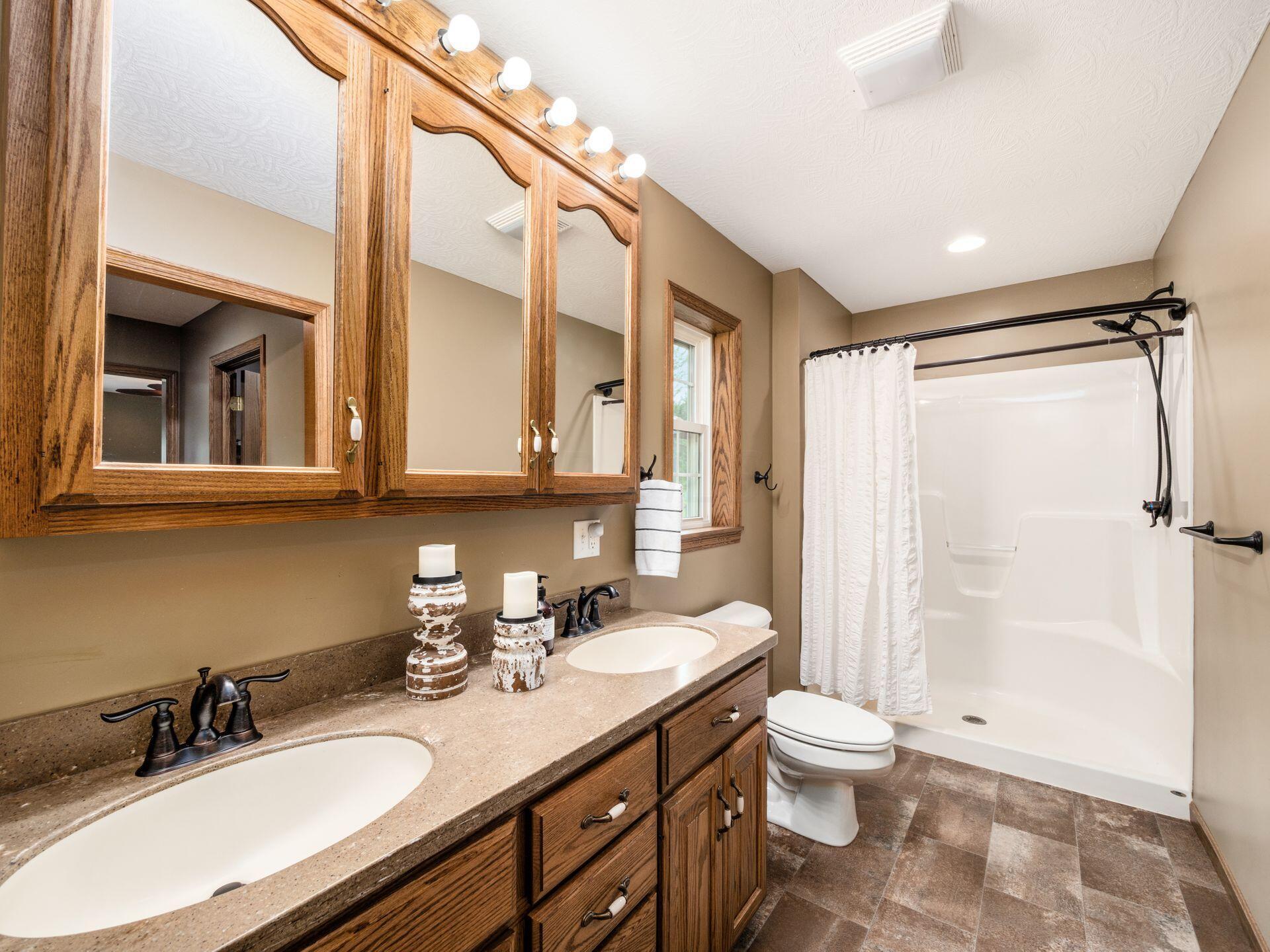 12296 Fosdyke Road Utica, OH 43080 - Photo 33 of 65 Beautiful spacious primary bath