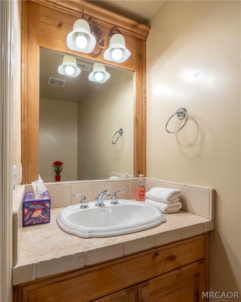 173 Grizzly Road Lake Arrowhead, CA 92352 - Photo 12 of 38 Upstairs 1/2 bath