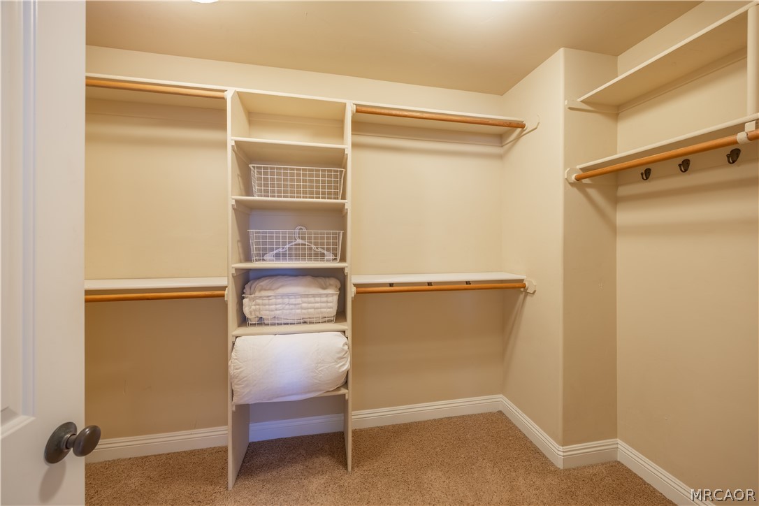 173 Grizzly Road Lake Arrowhead, CA 92352 - Photo 16 of 38 Main floor primary with walk-in closet