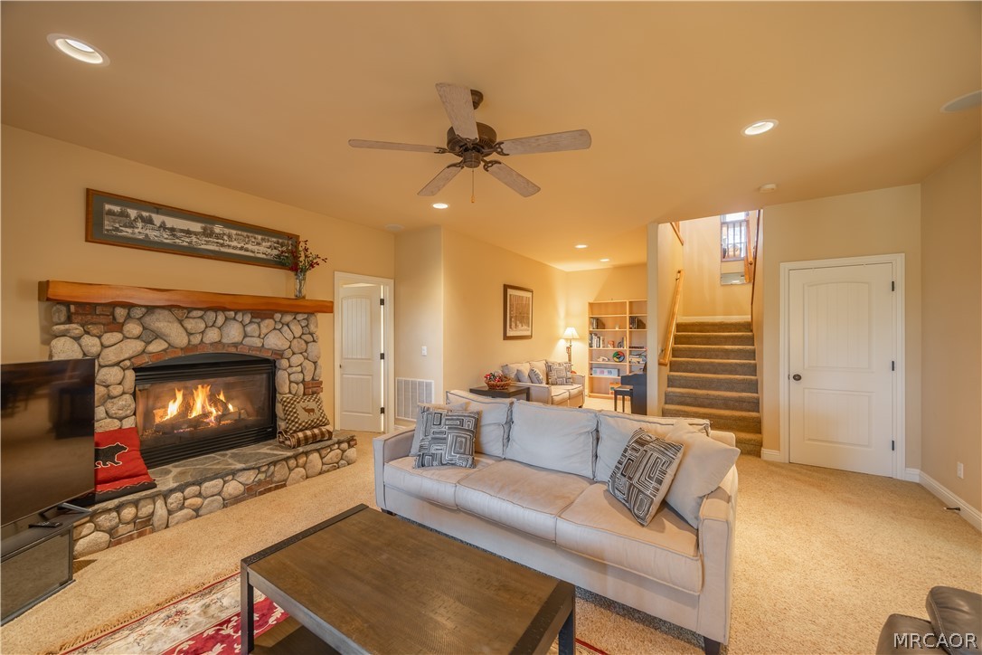 173 Grizzly Road Lake Arrowhead, CA 92352 - Photo 21 of 38 Cozy family room