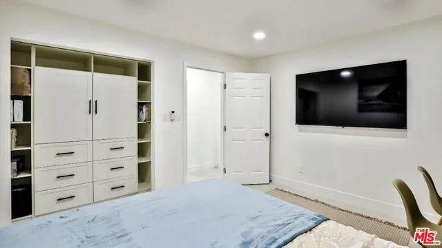 a view of a livingroom with furniture