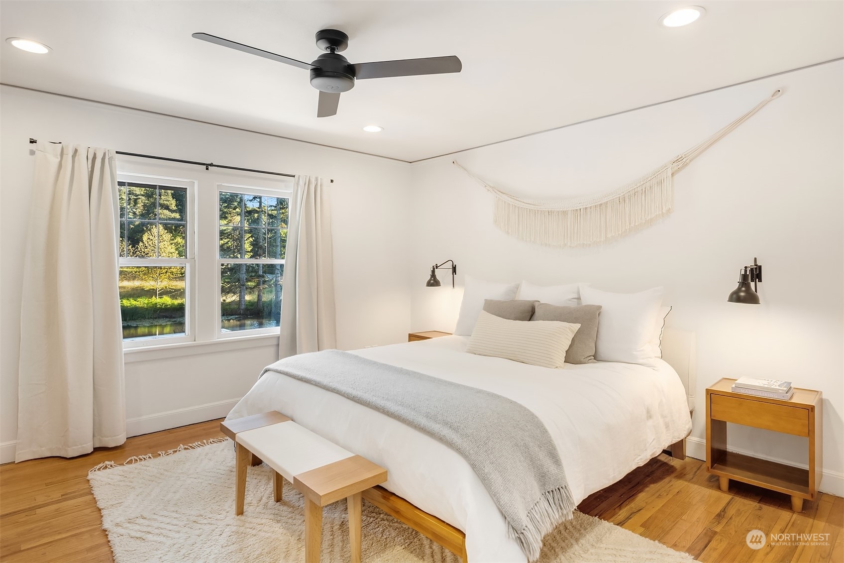 7715 Robe Menzel Road Granite Falls, WA 98252 - Photo 14 of 38 a bedroom with a bed and a window