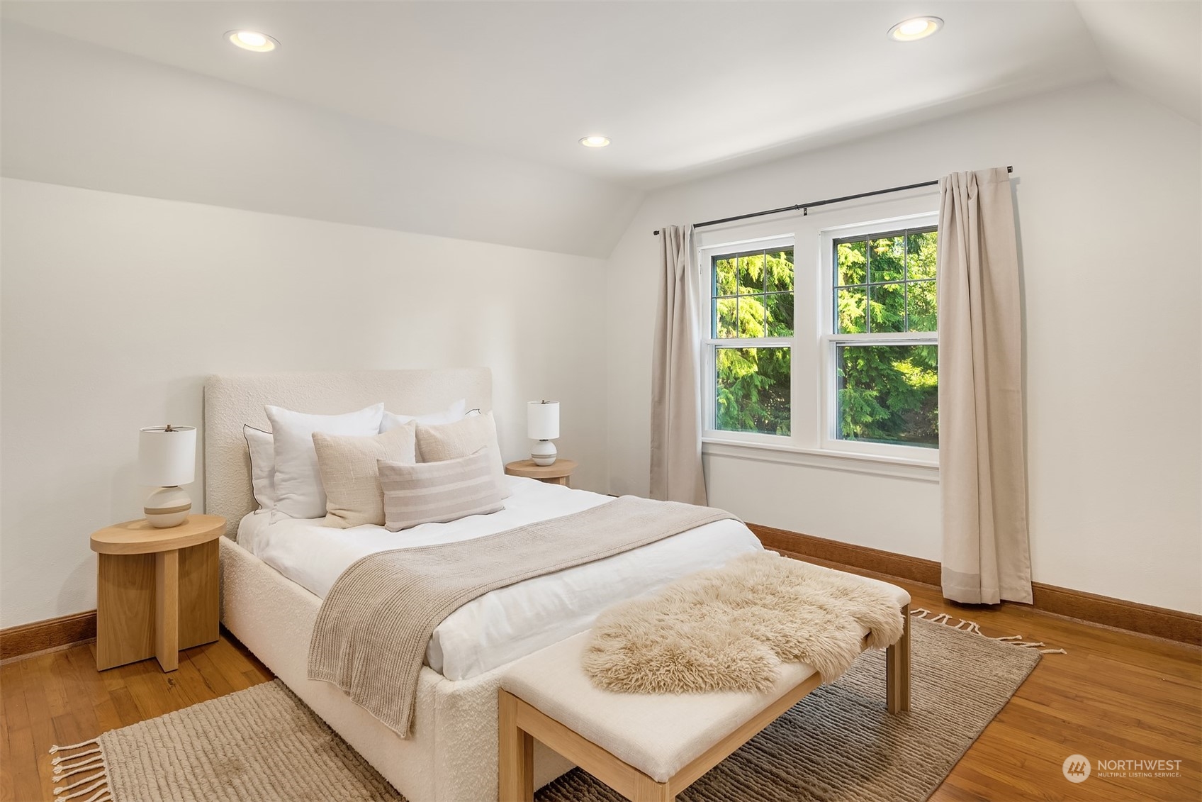 7715 Robe Menzel Road Granite Falls, WA 98252 - Photo 18 of 38 a bedroom with a bed and a window