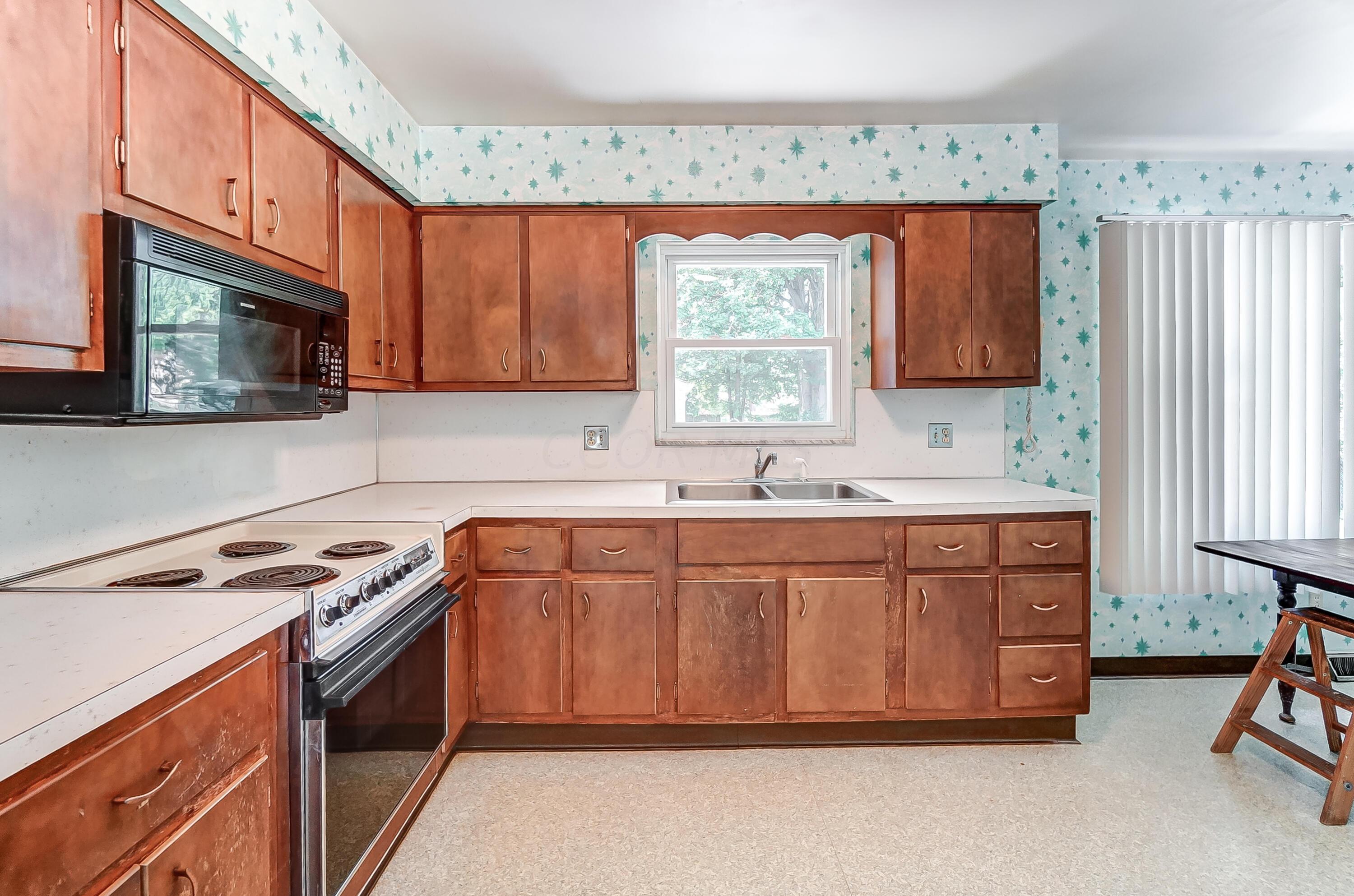585 Bernhard Road Columbus, OH 43213 - Photo 5 of 23 009_585 Bernhard Rd
