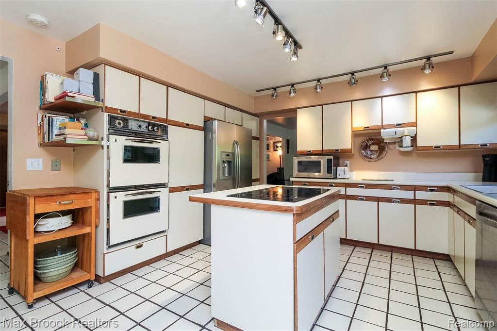 35216 Old Timber Road Farmington Hills, MI 48331 - Photo 10 of 32