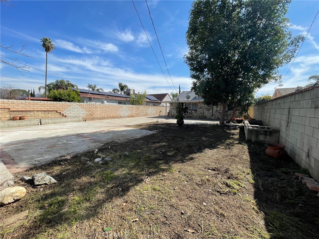 845 North Hagar Street San Fernando, CA 91340 - Photo 6 of 28 a view of a yard