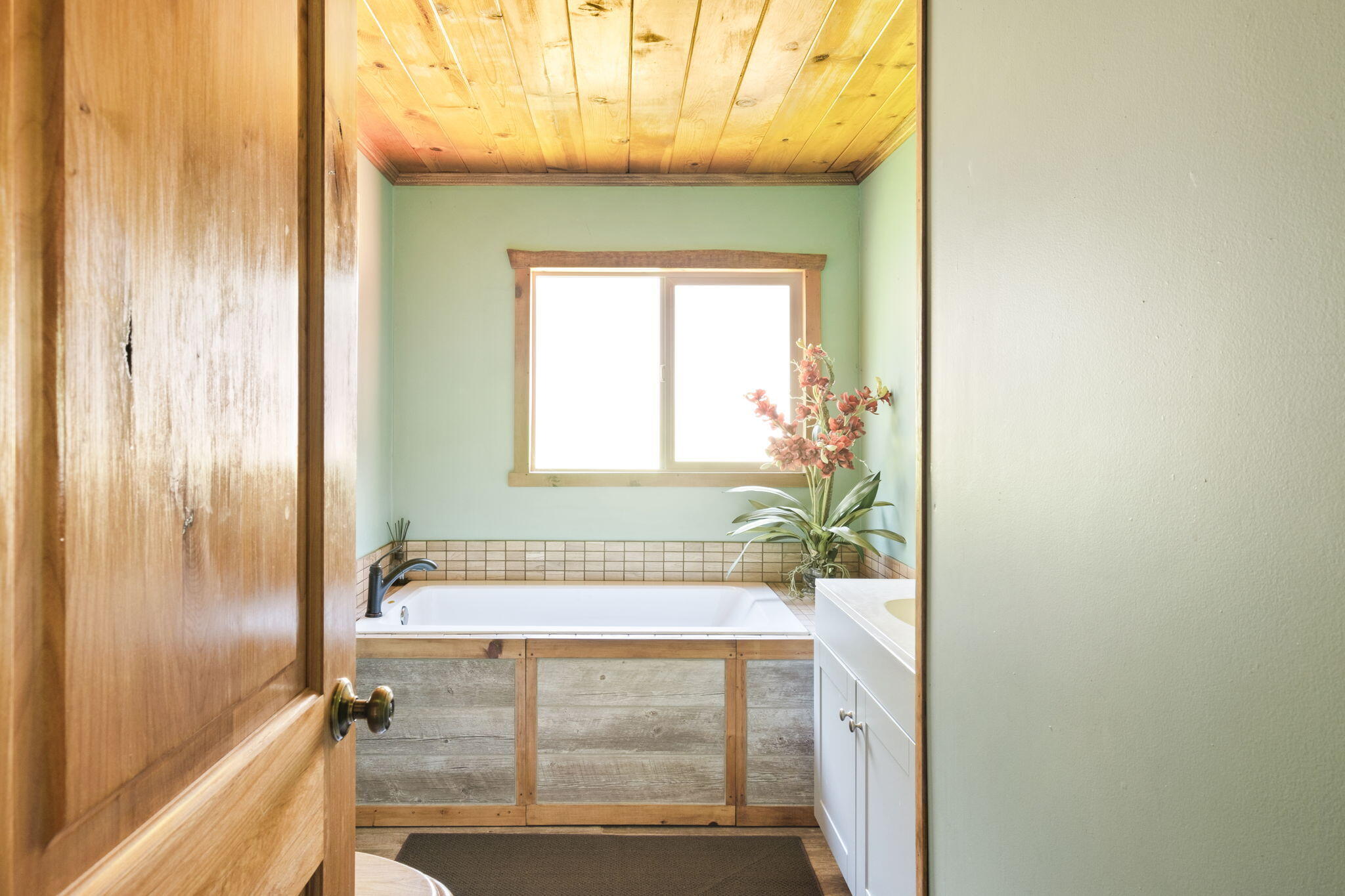 25210 Fern Valley Road Idyllwild, CA 92549 - Photo 25 of 127 a bathroom with a bathtub and a shower