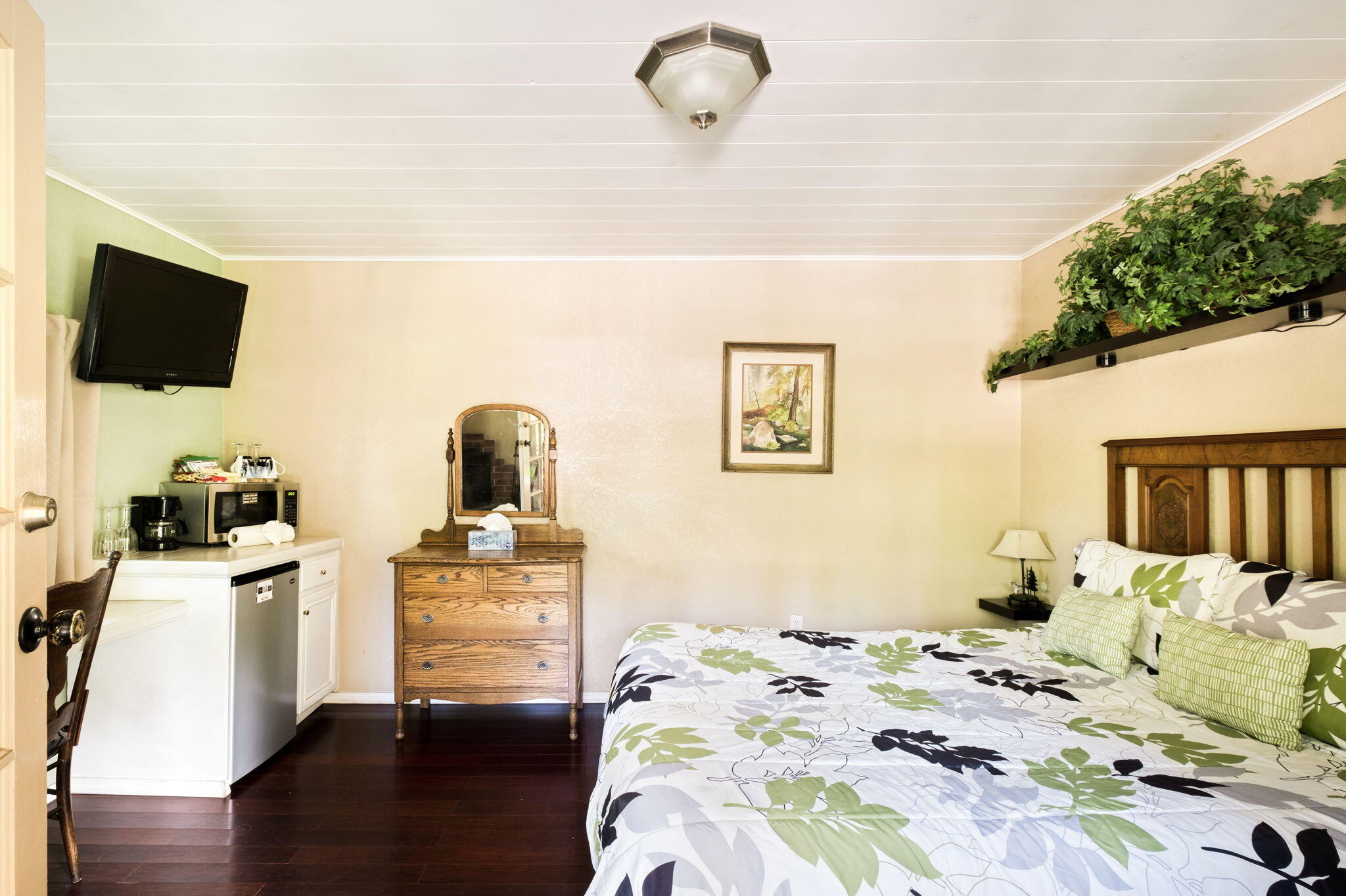 25210 Fern Valley Road Idyllwild, CA 92549 - Photo 41 of 127 a bedroom with a bed and flat screen tv