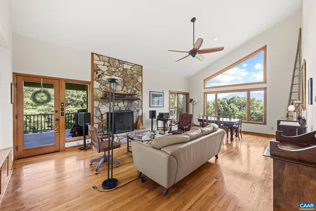 a view of livingroom with furniture