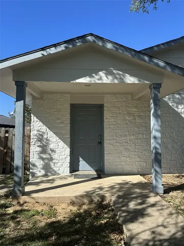 $1,725 | 5724 Signal Point, Austin, TX 78724