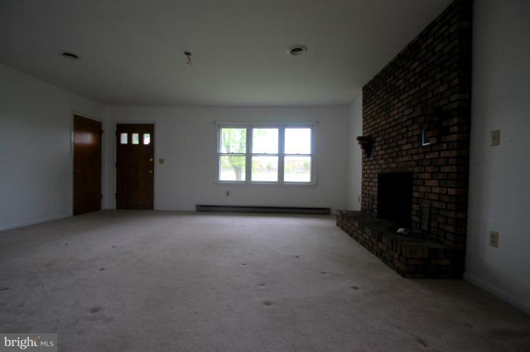 31821 River Road Millington, MD 21651 - Photo 9 of 20 Living Room