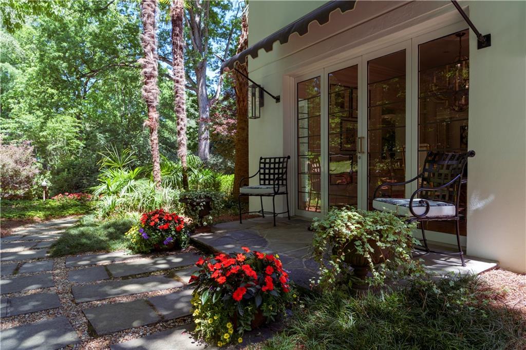 1020 West Wesley Road Northwest Atlanta, GA 30327 - Photo 3 of 38 Gallery Image 3