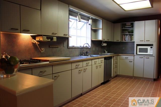 2 Packard Road East Brunswick, NJ 08816 - Photo 5 of 21 Gallery Image 5