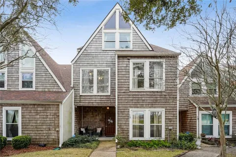 $395,000 | 16 Mariners Cove North, New Orleans, LA 70124