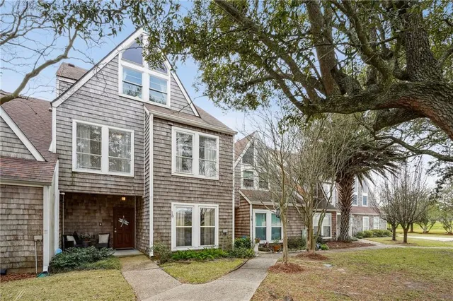 $395,000 | 16 Mariners Cove North, New Orleans, LA 70124