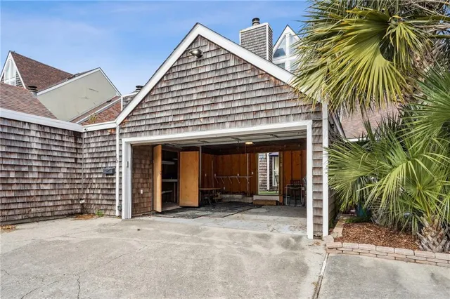 $395,000 | 16 Mariners Cove North, New Orleans, LA 70124
