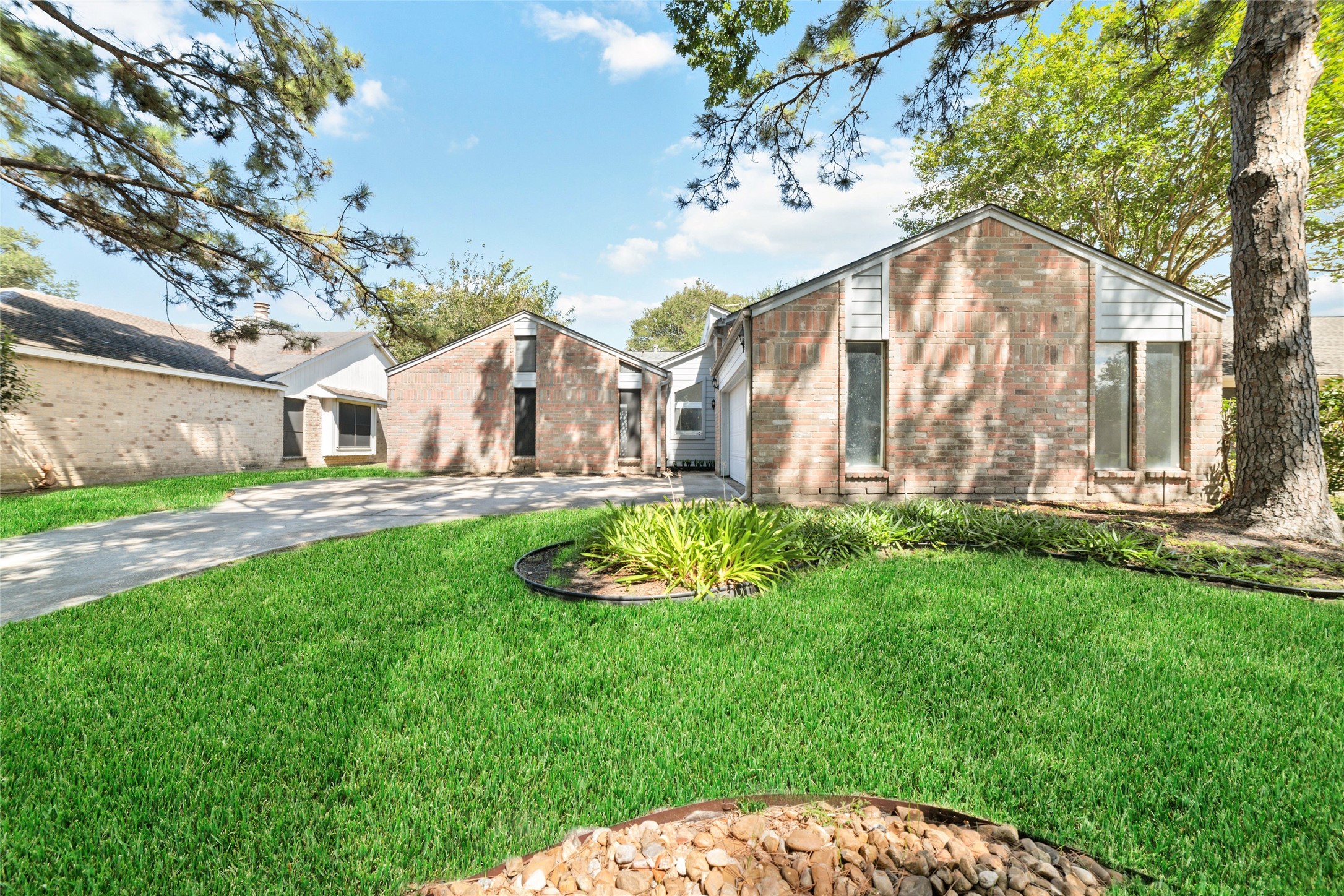 a view of a house with a yard