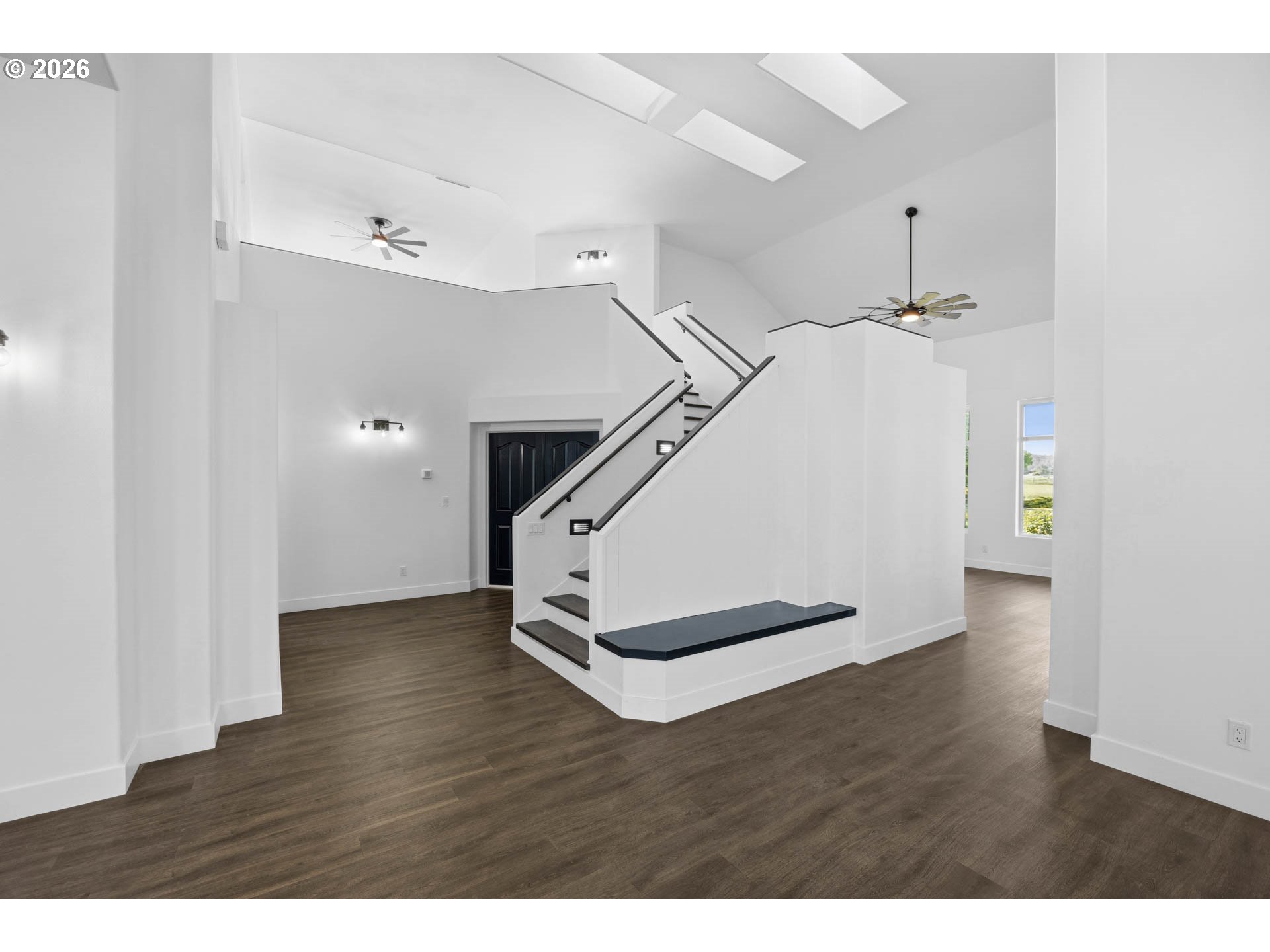 475 Curry Road Roseburg, OR 97471 - Photo 28 of 48 Staircase