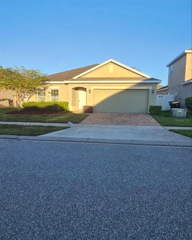 a view of back yard of the house