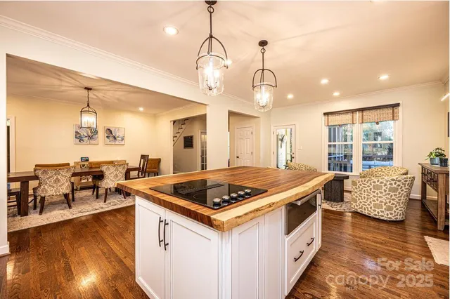 $925,000 | 560 20th Ave Court Northwest, Hickory, NC 28601