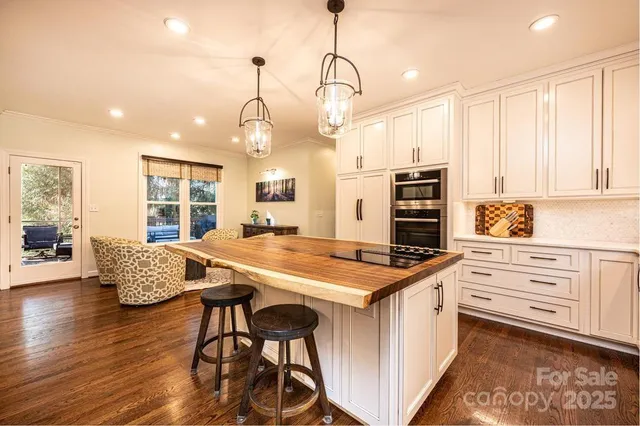 $925,000 | 560 20th Ave Court Northwest, Hickory, NC 28601