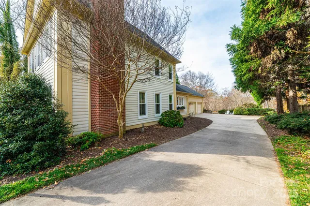 $925,000 | 560 20th Ave Court Northwest, Hickory, NC 28601