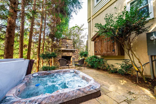 $925,000 | 560 20th Ave Court Northwest, Hickory, NC 28601