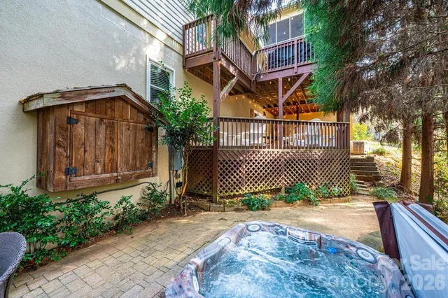 $889,000 | 560 20th Ave Court Northwest, Hickory, NC 28601