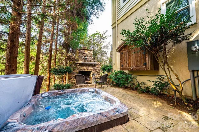 $889,000 | 560 20th Ave Court Northwest, Hickory, NC 28601