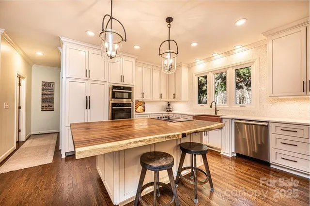 $925,000 | 560 20th Ave Court Northwest, Hickory, NC 28601