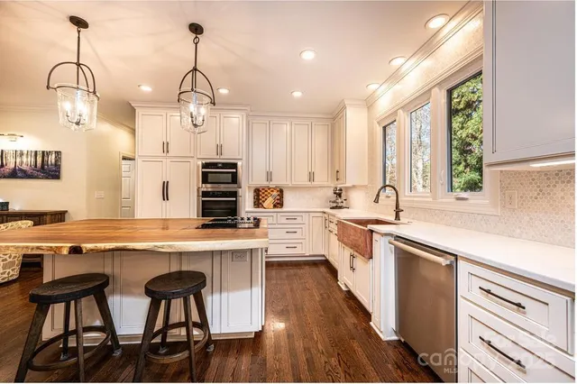 $925,000 | 560 20th Ave Court Northwest, Hickory, NC 28601