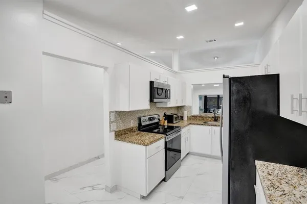 $3,800 | 5434 Southwest 25th Avenue, Dania Beach, FL 33312